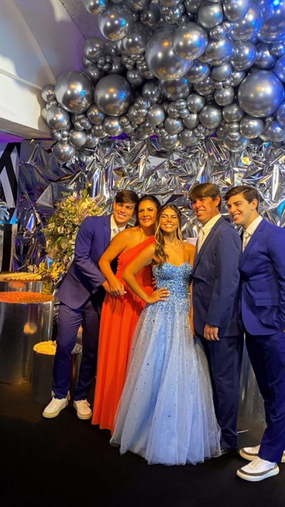 Ricardinho e sua família no aniversário de sua irmã