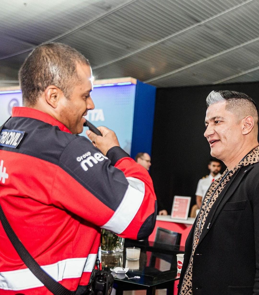 Momento em que o fundador e presidente do Grupo Med Mais, Victor Reis, propõe a inusitada troca de vestimenta com um dos colaboradores, e surpreende a plateia
