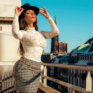 Patricia Nikita surge glamorosa