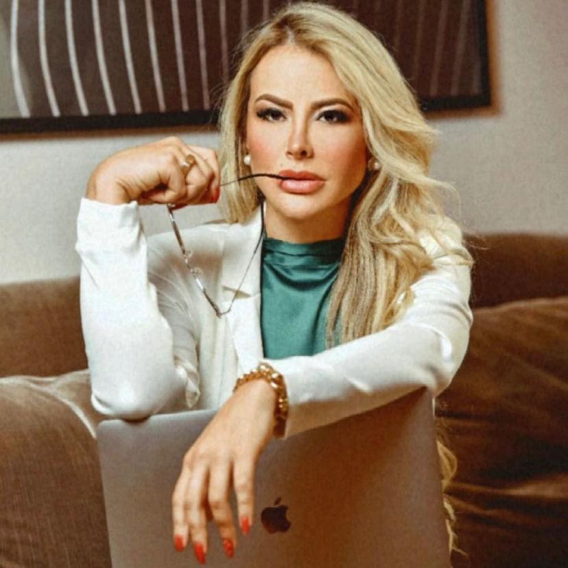 escritora Elainne Ourives